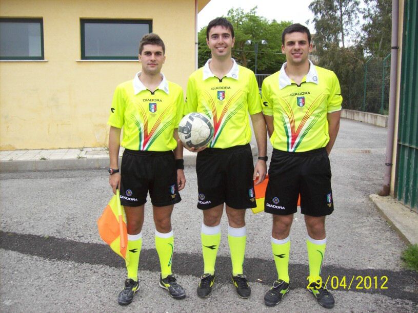 Arbitro Sandro Viola-1° Ass. Lipari-2° Ass. D'Angelo.jpg